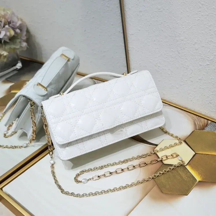 Pearl Clutch